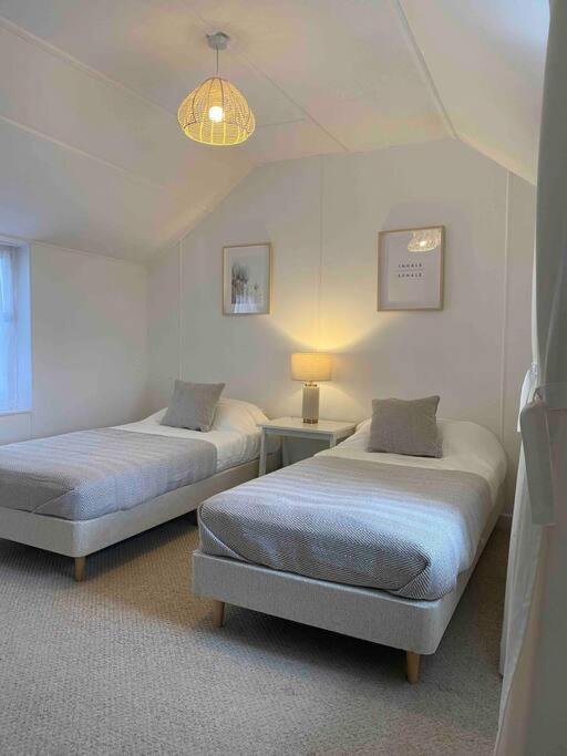 Seagulls Cottage, Touching Distance From Beach Mousehole Exterior photo